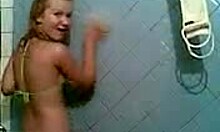 美しいアマチュアティーンエイジャーの美女が熱いシャワーを浴びる