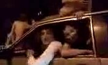 Dronken Russische jongens rijden naakt met mannen in hun auto