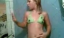 Smuk amatør teenager hottie tager et varmt brusebad