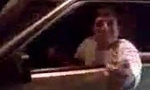 醉醺醺的俄罗斯男人在车上裸奔