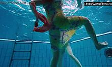 Bubarek in njegovo dekle se zabavata v bazenu