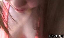 Teini-tyttöystävä antaa suihinoton ja orgasmin kotitekoisessa videossa