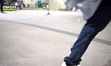 Amateurkoppels maken zelfgemaakte video met getatoeëerde skater die wordt gedomineerd door een enorme lul