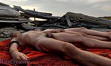 Egy francia pár kölcsönös maszturbáción vesz részt egy görögországi nudista strandon, explicit tartalommal