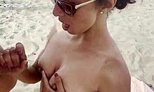 נערה אירופאית נהנית מכמה ידיים על חוף נודיסטים
