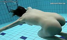18letá přítelkyně Gazels natáčí nahá venku v domácím videu