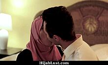 Младо момиче с хиджаб съблазнява любовника на мащехата и го убеждава да прави секс с нея - Хиджаб: похот