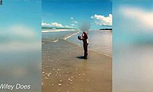 En kone går topløs og sparker en bold på en offentlig strand