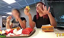 امرأتان أثارت جنسيا الثديين يتعرضون أثناء تناول الطعام في ماكدونالدز - يضم ملاكا حبر مهنيا