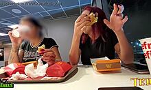 Dua wanita yang terangsang secara seksual menunjukkan payudara mereka semasa makan di McDonalds - menampilkan malaikat yang berink secara profesional