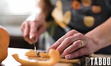 Siri Dahl ve Ricky'nin ev yapımı anal macerası mutfakta