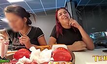 두 명의 성적으로 흥분한 여성이 맥도날드에서 식사를 하면서 가슴을 드러내고, 전문적으로 문신을 한 천사가 출연합니다