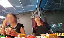 שתי נשים עם תשוקות מיניות חושפות את השדיים שלהן בזמן האוכל במקדונלדס - עם מלאך עם דיו מקצועי