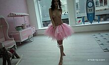 Потрясающая любительская танцовщица дразнит в розовой пачке