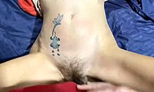 Tetovirana babica z neobritimi spodnjimi regijami se napolni s spermo