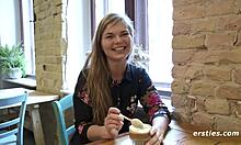 Dansk babe utforsker sin hårete fitte med en glassleke
