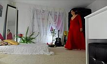 Smyslná zralá Sonias ukazuje své škádlivé pózy v dlouhých červených šatech a odhaluje svůj chlupatý upskirt, nohy, nohy a boky, s přírodními prsy
