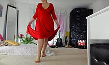 감각적인 성숙한 소니아의 홈 비디오는 긴 빨간 드레스에서 유혹적인 포즈를 보여주며 자연스러운 가슴으로 털이 많은 치마, 다리, 발 및 엉덩이가 드러납니다