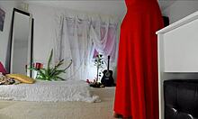 Домашното видео на зрялата Соня показва нейните дразнещи пози в дълга червена рокля, разкривайки косматата й пола, краката, краката и бедрата й с естествени гърди