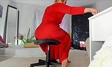 Video rumah Sonias yang sensual dan dewasa menampilkan pose menggodanya dalam gaun merah panjang, mengungkapkan rok berbulu, kaki, kaki, dan pinggulnya, dengan payudara alami