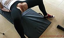 Europese babe oefent met een dildo in haar privé sportschool