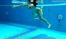 المراهقون الروس والإسبان يبللون ويتوحشون في حوض السباحة