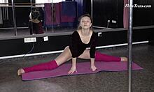 Flexibel rysk gymnast visar upp sina amatörrörelser hemma