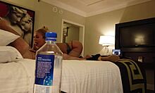 Madelyn Monroe, Las Vegas'ta tatildeyken yabancı bir bireyle cinsel aktiviteye giriyor