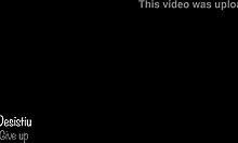 En tynd kone har sex gennem et herlighedshul på en swingerklub med rødt tema i en hjemmelavet video