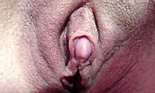 Close-up intens al unui clitoris mare stimulat