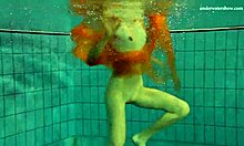 Nastya klär av sig och visar upp sin attraktiva nakna figur i poolen