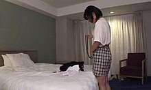 Klein Japans meisje met grote tieten verdwaalt en staart naar ons in zelfgemaakte video