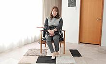 Η Yukiko Yoda, μια 50χρονη νοικοκυρά, βιώνει την πρώτη της λεσβιακή συνάντηση με τον εραστή της