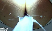 Les belles grosses copines avec un lavement anal pervers capturées sur une caméra de toilette