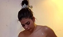 Sheila Ortegas si užívá horkou sprchu s špinavými řečmi a nadvládou