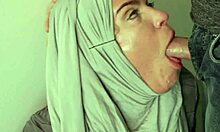 MILF americană își ia fața și fundul futute în cosplay hijab