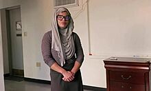 Une MILF américaine se fait baiser le visage et l'anus en hijab cosplay