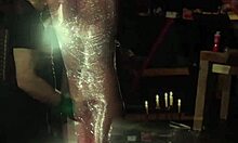Jeune femme retenue et pénétrée vigoureusement dans une scène BDSM