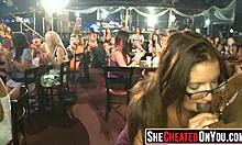Пожилые женщины наслаждаются дикой ночью танцев и БДСМ на стриптизерской вечеринке