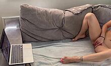 El video de Lena Pauls muestra a una milf tetona y desnuda dándose placer en el sofá en un video casero