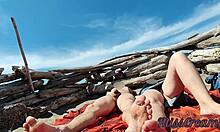 Amatör-MILF visar upp sin stora kuk på en offentlig strand