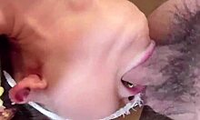 Söt tjej med låga hängare blir spottstekt och munknullad i hemgjord fetischvideo