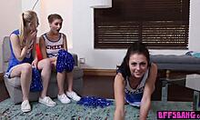 Cheerleader kecil menikmati seks kelompok di sofa di rumah