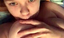 Knubbig tonåring njuter av sig själv på webbkamera