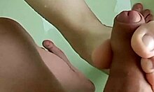 Un bărbat în vârstă și gras se bucură de ejacularea sub duș cu fetișul picioarelor vecinilor