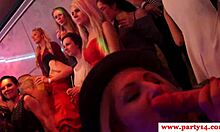 Ευρωπαίοι ερασιτέχνες κάνουν στοματικό σεξ κατά τη διάρκεια ενός ξέφρενου πάρτι