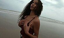 Manoella Fernandi stripper ned til sin bikinitrusse ved havet