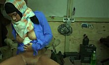 Arabska nastolatka doświadcza swojej pierwszej operacji z białym penisem