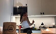 Barfota-babe Sylvias visar upp sina felfria bröstvårtor i köket