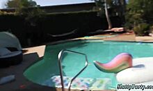 Jonge en oude stellen hebben seks op een zwembadfeestje